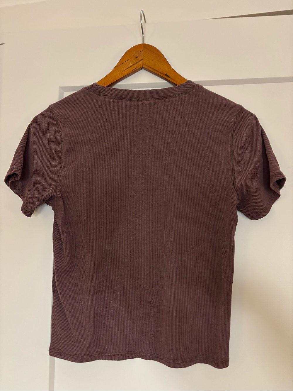 Vuori Pose Fitted Tee in Plum - Picture 3 of 3